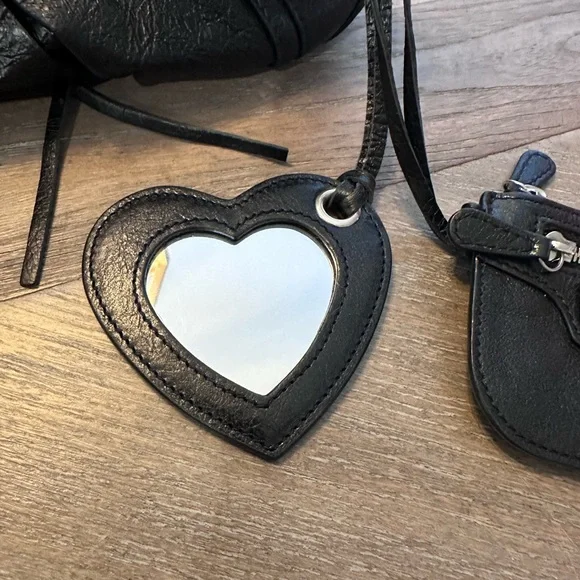 Balenciaga Le Cagole Shoulder Bag with Textured Finish - Picture 3 of 12